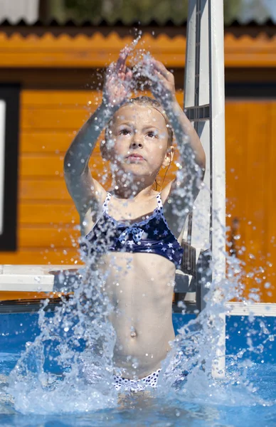 Little happy girl in swimming pool — Stock Photo, Image