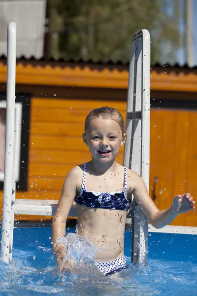 Little happy girl in swimming pool — Stock Photo, Image