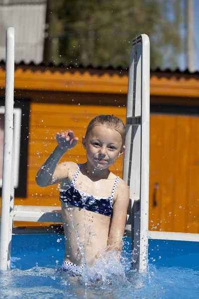 Little happy girl in swimming pool — Stock Photo, Image