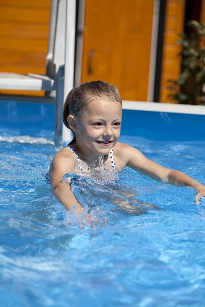 Little happy girl in swimming pool — Stock Photo, Image