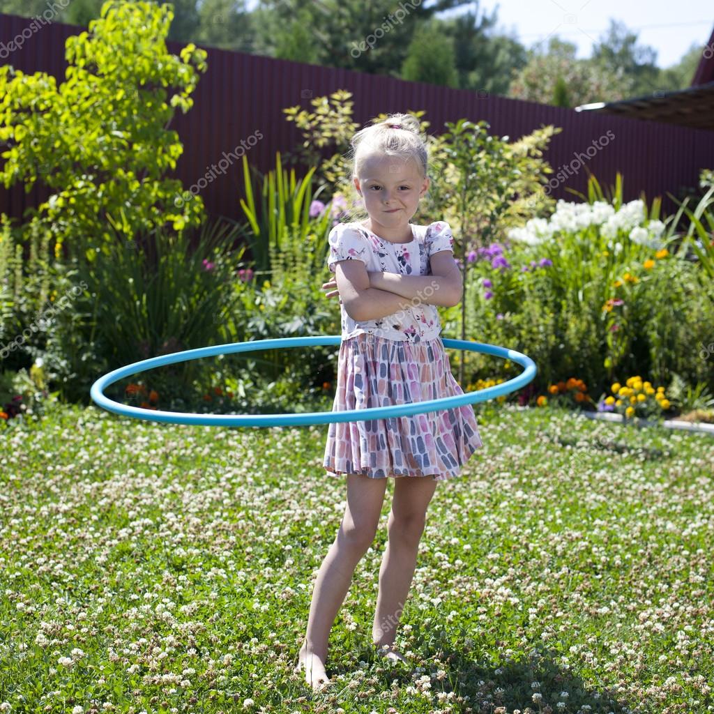 Niña jugando con hula hoop en su jardín: fotografía de stock © arkusha  #50266821