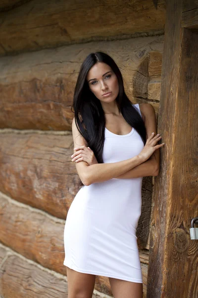Piękna młoda kobieta w białych sexy sukienka — Zdjęcie stockowe