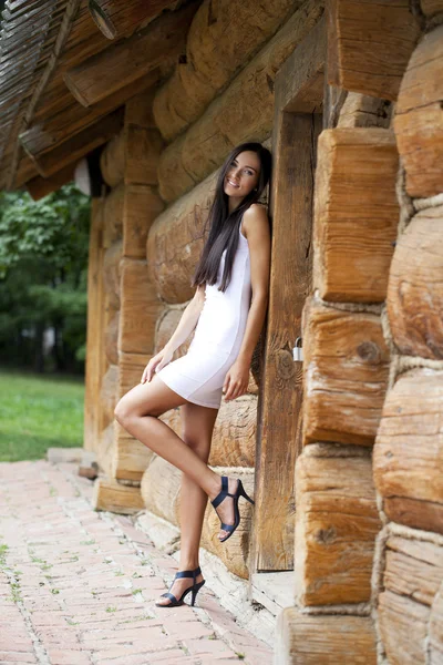 Красива молода жінка в білій сексуальній сукні — стокове фото
