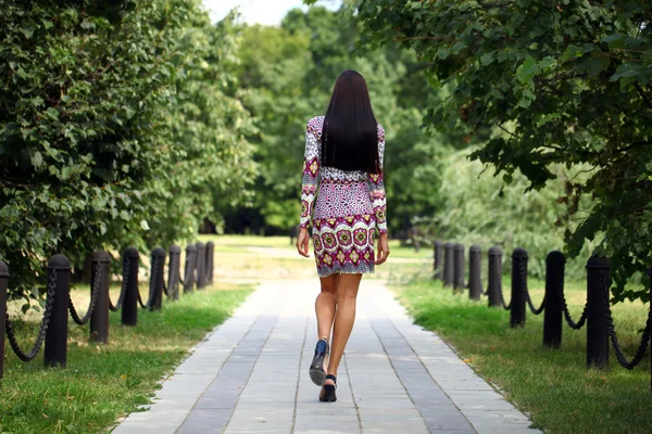 Mooie jonge vrouw in kleurrijke jurk — Stockfoto