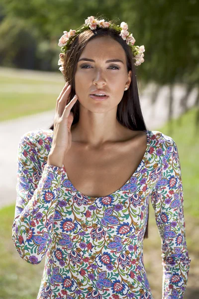 Schöne junge Frau in buntem Kleid — Stockfoto