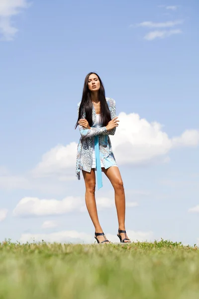 Hermosa mujer joven en vestido sexy azul — Foto de Stock