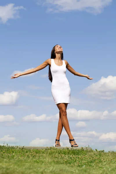 Hermosa mujer joven en vestido sexy blanco — Foto de Stock