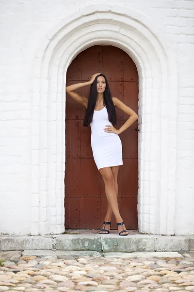 Hermosa mujer joven en vestido sexy blanco — Foto de Stock