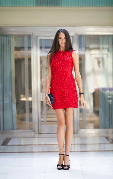 Dükkanda Kırmızı elbiseli güzel kadın — Stok fotoğraf