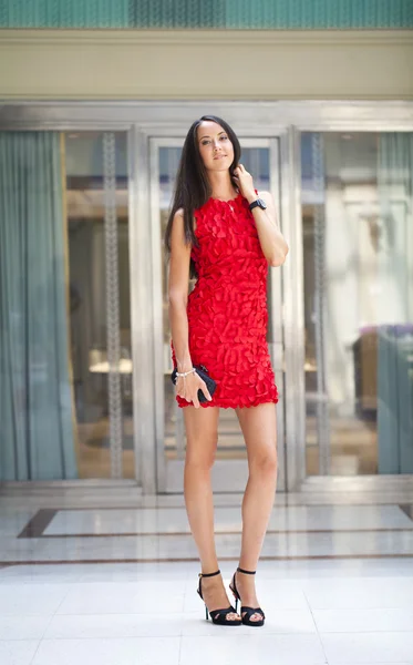 Hermosa mujer en vestido rojo en la tienda —  Fotos de Stock