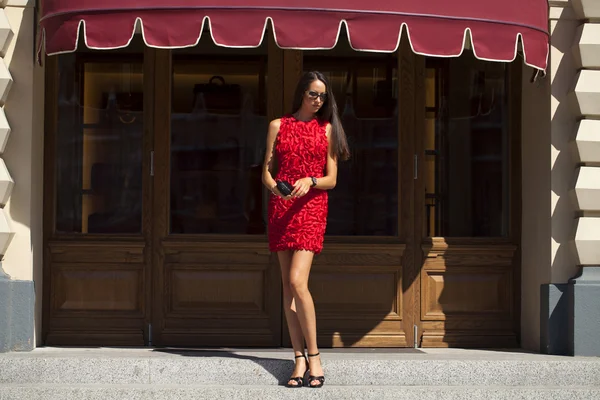 Piękna kobieta w czerwonej sukience w sklepie — Zdjęcie stockowe