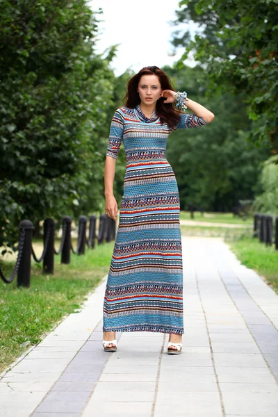 Vacker ung kvinna i färgglada klänning — Stockfoto