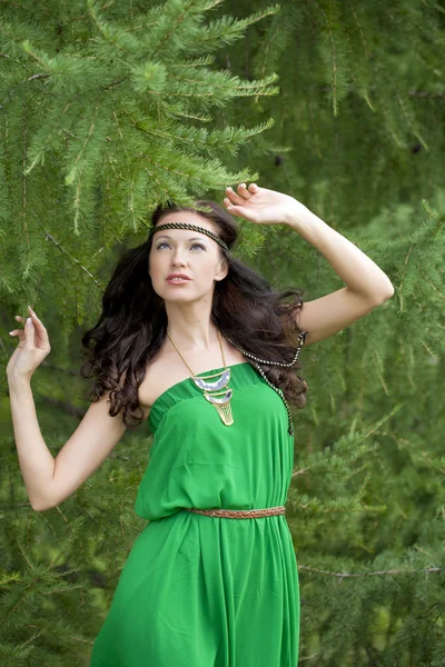 Bella giovane donna in abito verde — Foto Stock