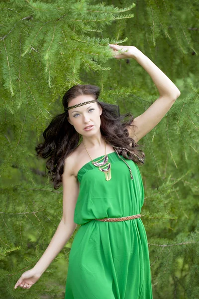 Mulher bonita em vestido verde — Fotografia de Stock