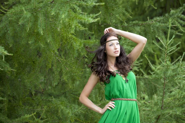 Yeşil elbiseli güzel genç kadın. — Stok fotoğraf
