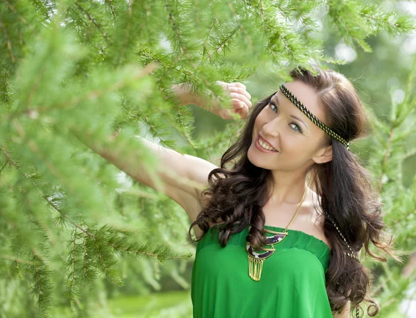 Belle jeune femme en robe verte — Photo