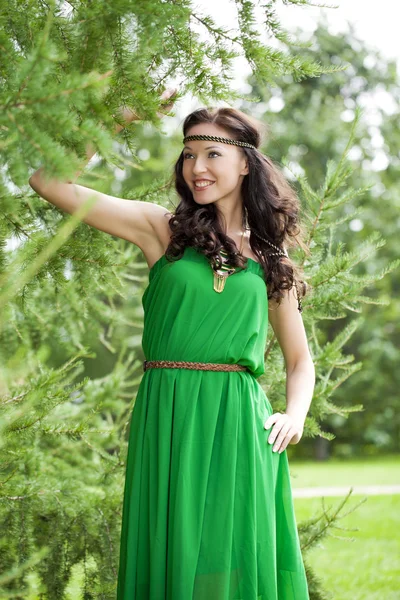 Красивая молодая женщина в зеленом платье — стоковое фото
