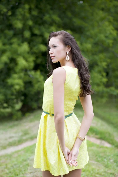 Mooie jonge vrouw in groene jurk — Stockfoto
