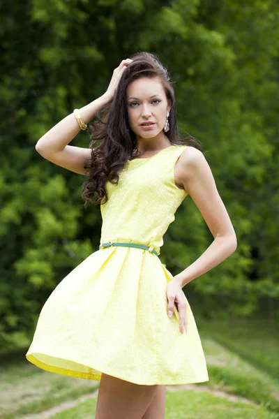 Hermosa mujer joven en vestido verde — Foto de Stock