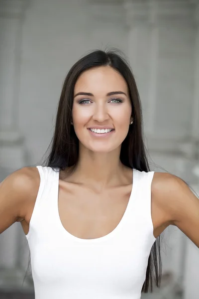 Jovem mulher bonita — Fotografia de Stock