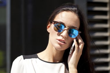 güzel bir iş kadını cep telefonda konuşurken