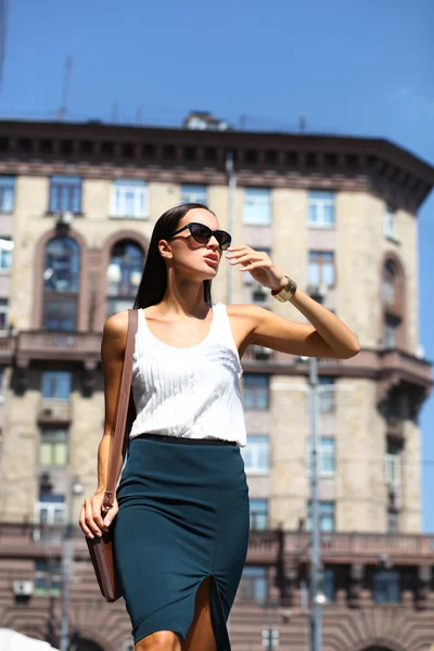 Mulher de negócios com óculos de sol espelhados azuis — Fotografia de Stock