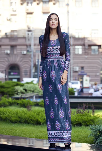 Renkli elbiseli güzel genç kadın — Stok fotoğraf