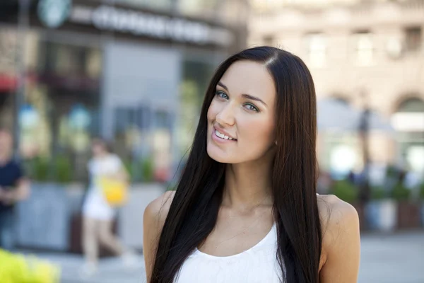 Junge schöne Frau — Stockfoto