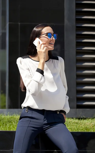 Hermosa mujer de negocios hablando por teléfono móvil — Foto de Stock