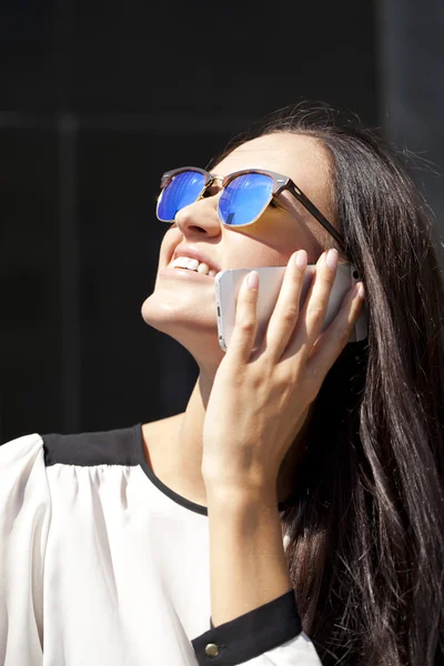 Beautiful business woman talking on mobile phone — Stock Photo, Image