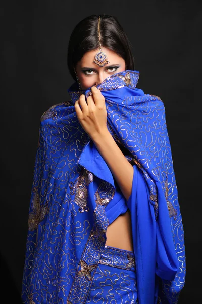 Jeune jolie femme en robe bleue indienne — Photo