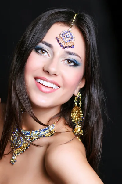 Jovem mulher bonita em vestido azul indiano — Fotografia de Stock