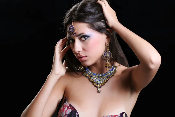 Jeune jolie femme en robe bleue indienne — Photo