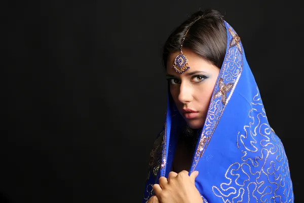 Молодая красивая женщина в индийском голубом платье — стоковое фото