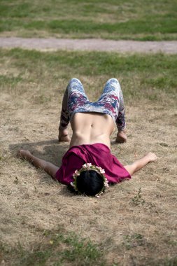 Güzel bacaklarının genç ince model gösterir