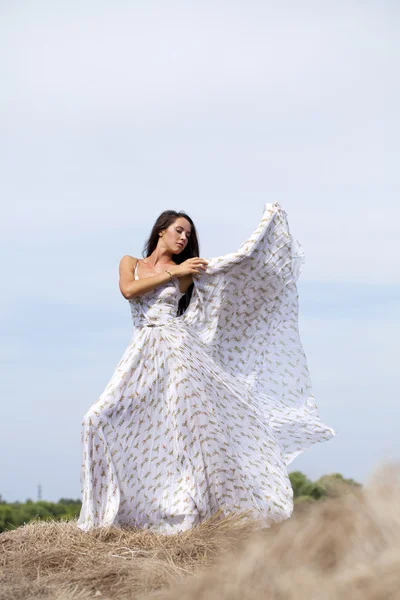 白いセクシーなドレスの美しい若い女性 — ストック写真