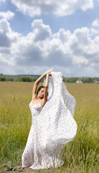 Beyaz seksi elbiseli güzel genç kadın