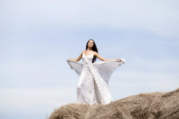 Mulher bonita em vestido sexy branco — Fotografia de Stock