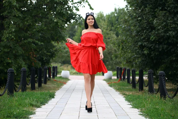Mooie vrouw in rode jurk — Stockfoto
