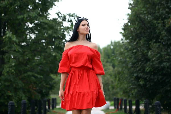 Mooie jonge vrouw in rode jurk — Stockfoto