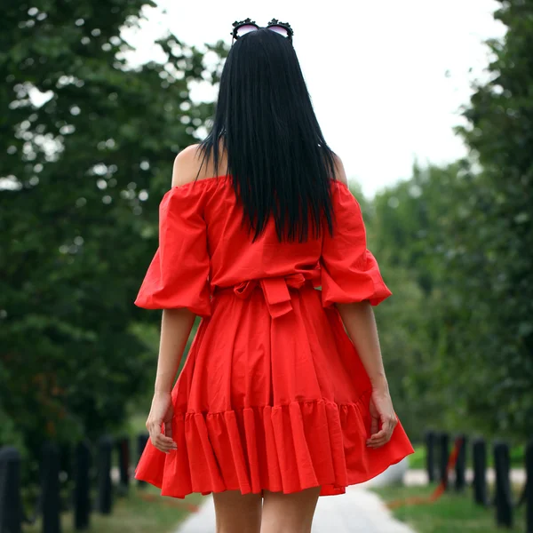Mulher bonita em vestido vermelho — Fotografia de Stock
