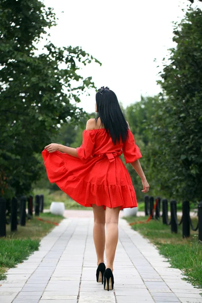 Όμορφη γυναίκα με κόκκινο φόρεμα — Φωτογραφία Αρχείου