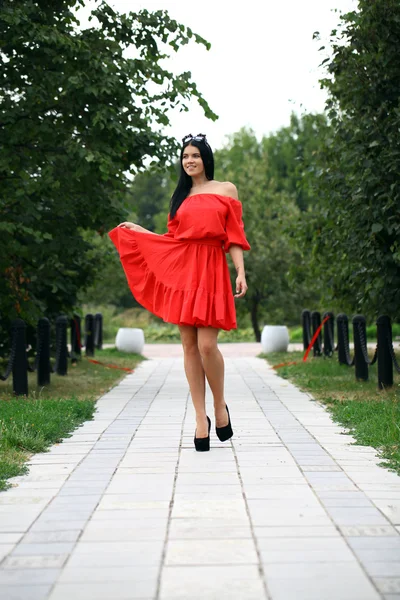 Vacker kvinna i röd klänning — Stockfoto
