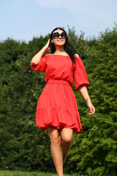 Hermosa mujer en vestido rojo —  Fotos de Stock