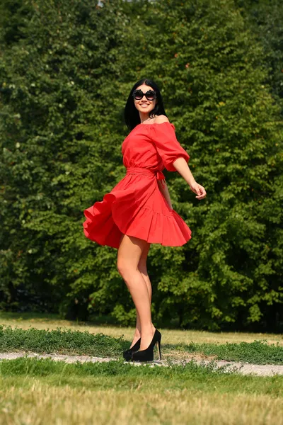 Belle femme en robe rouge — Photo