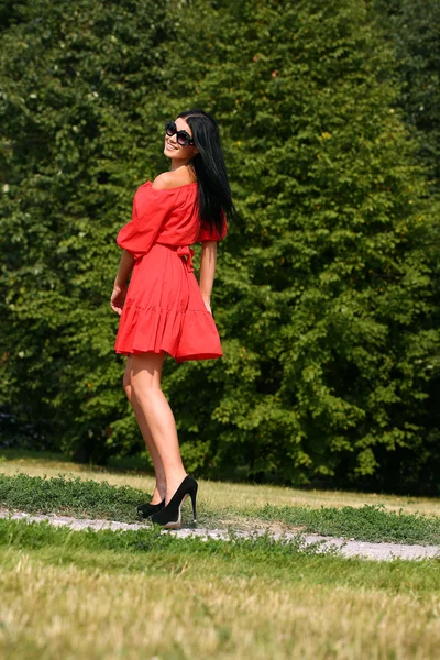 Bella donna in abito rosso — Foto Stock