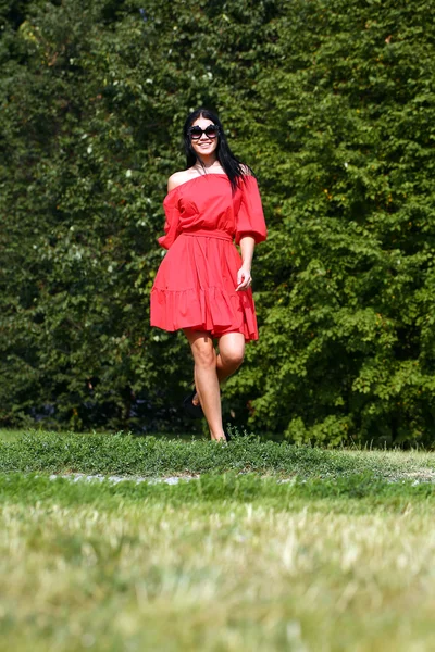 Schöne Frau im roten Kleid — Stockfoto