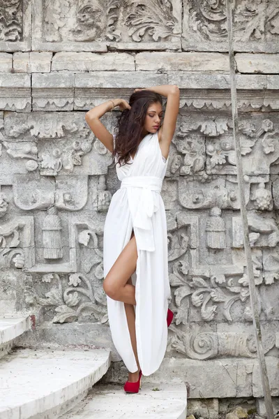 Ung vacker kvinna i vit klänning — Stockfoto