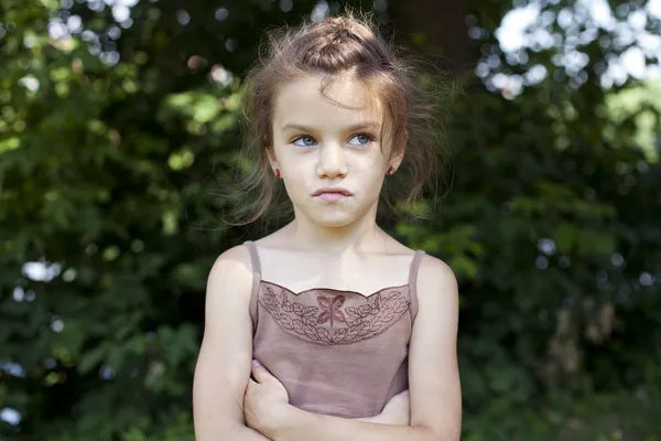 Крупный план портрета милой маленькой девочки — стоковое фото