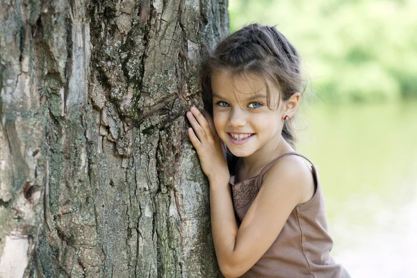 Nahaufnahme Porträt eines hübschen zierlichen Mädchens — Stockfoto